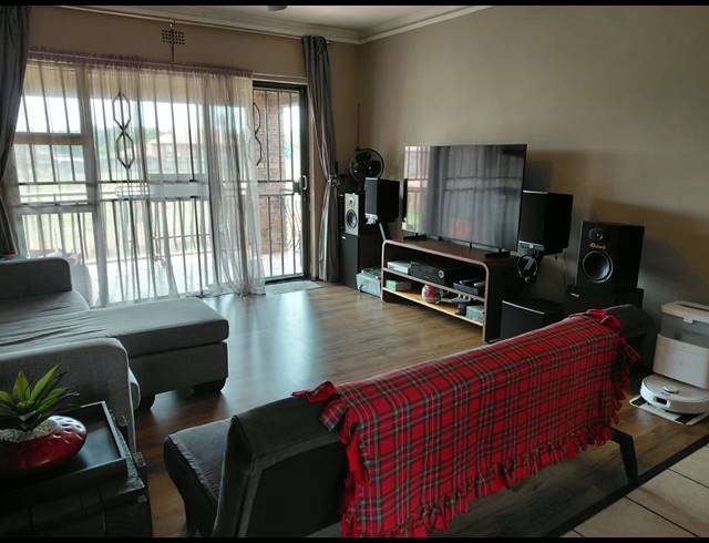 2 BEDROOM SECTIONAL TITLE FOR SALE IN SONNEVELD
